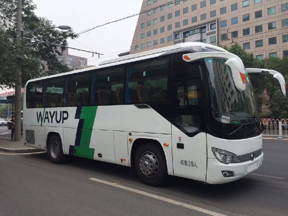 北京班車租賃公司為你支招如何為車內(nèi)降溫