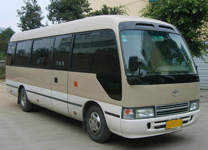 北京租車20座中巴帶司機(jī)一天多少錢？1300元左右