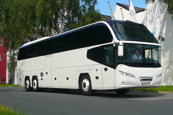 50座左右大巴車接送機包車帶司機多少錢一趟？